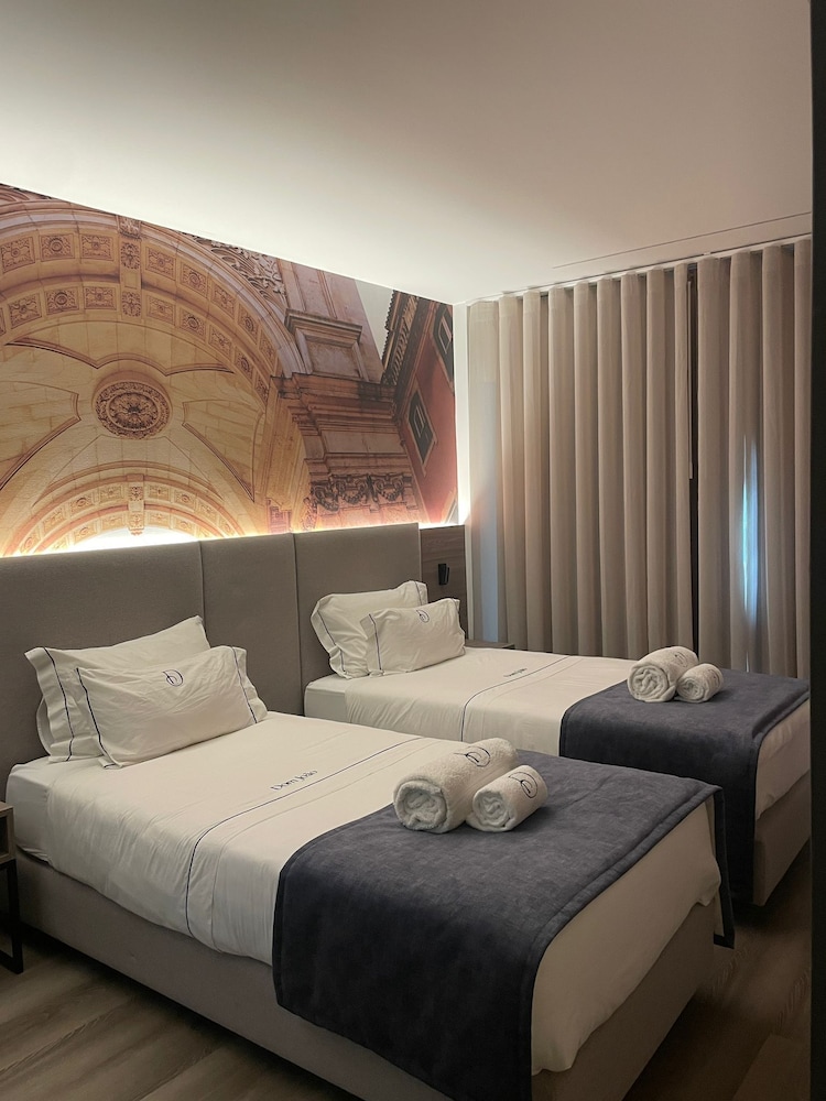 غرفة بسريرين منفصلين