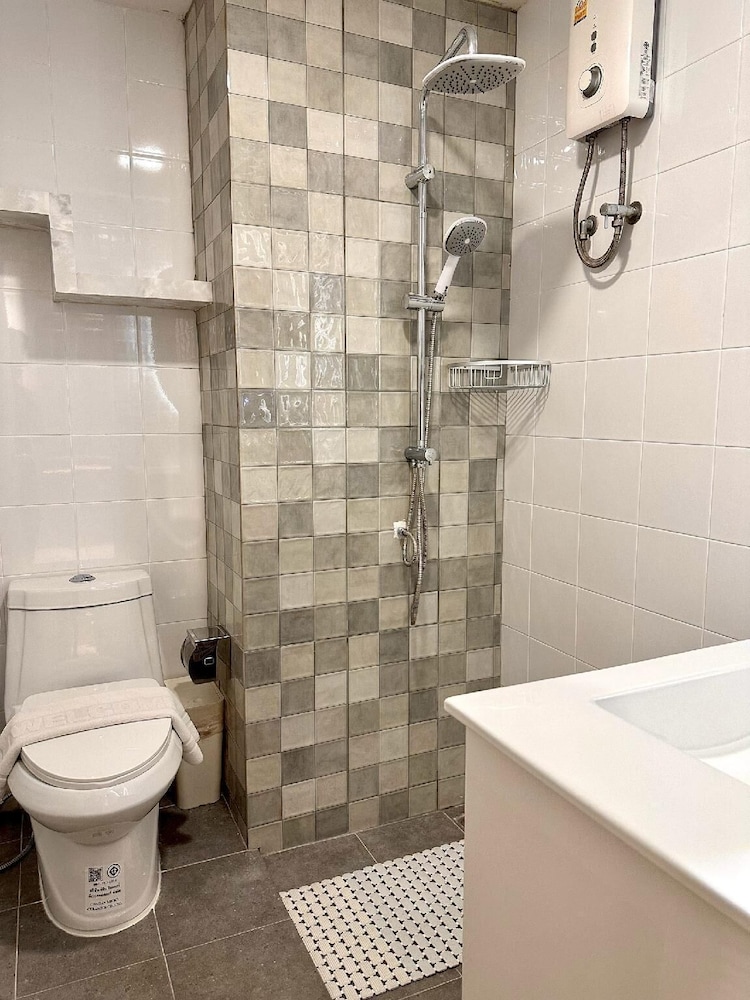 Dragon River Avenue Hotel 35/40