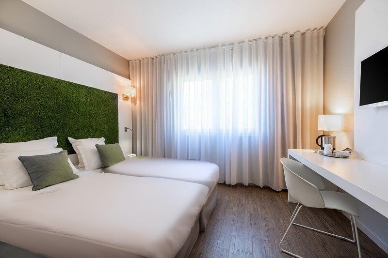 Room, Twin Beds, Garden Side