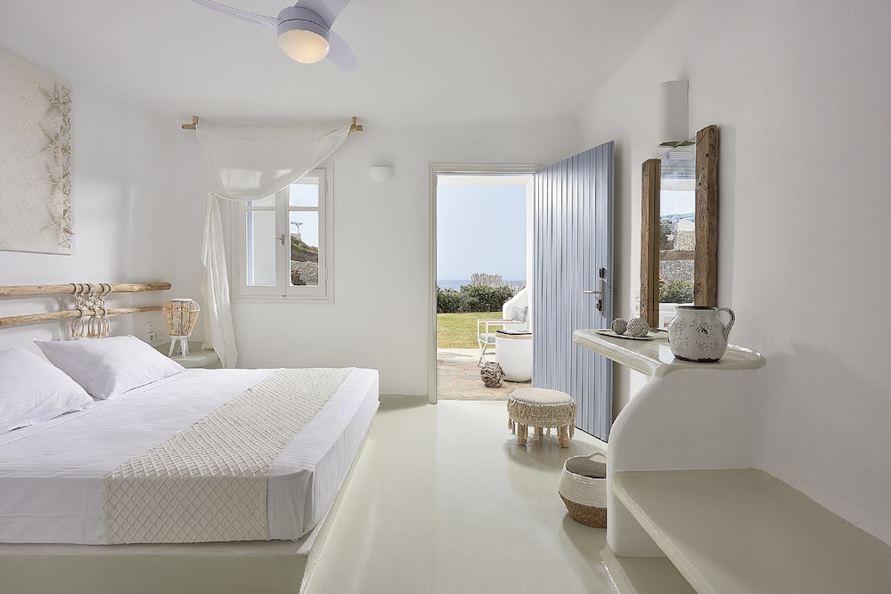 Artemis Seaside Resort 24/82