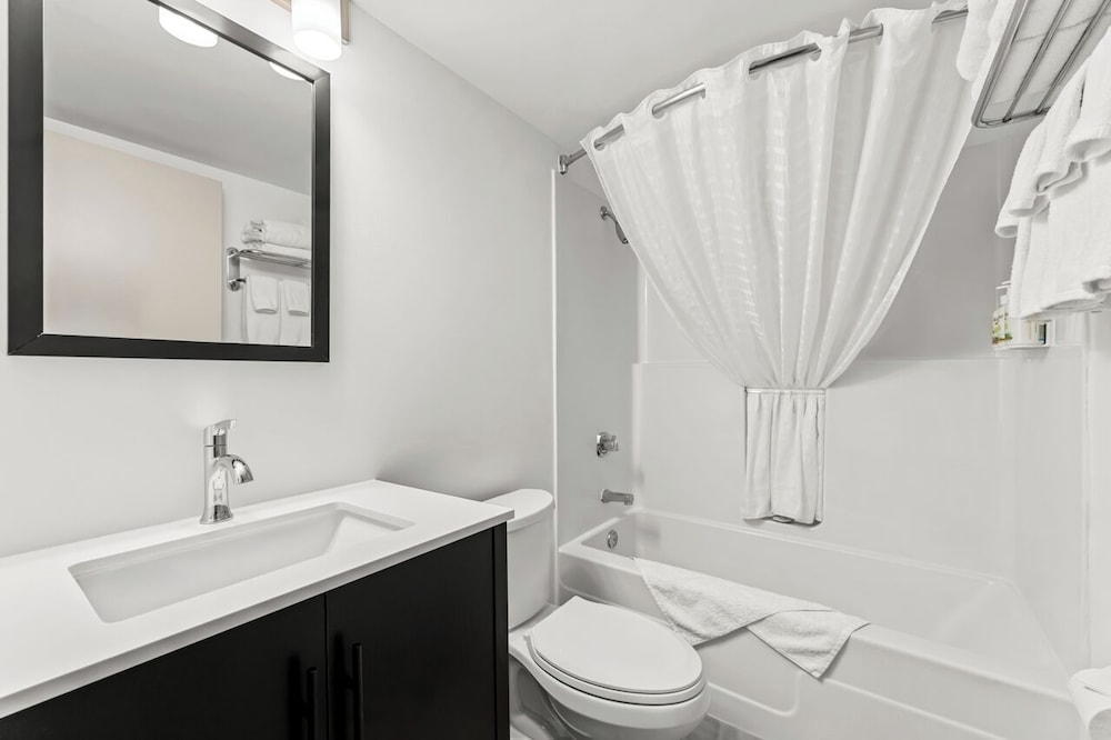 Travelodge Suites by Wyndham Regina / Eastgate Bay 69/71