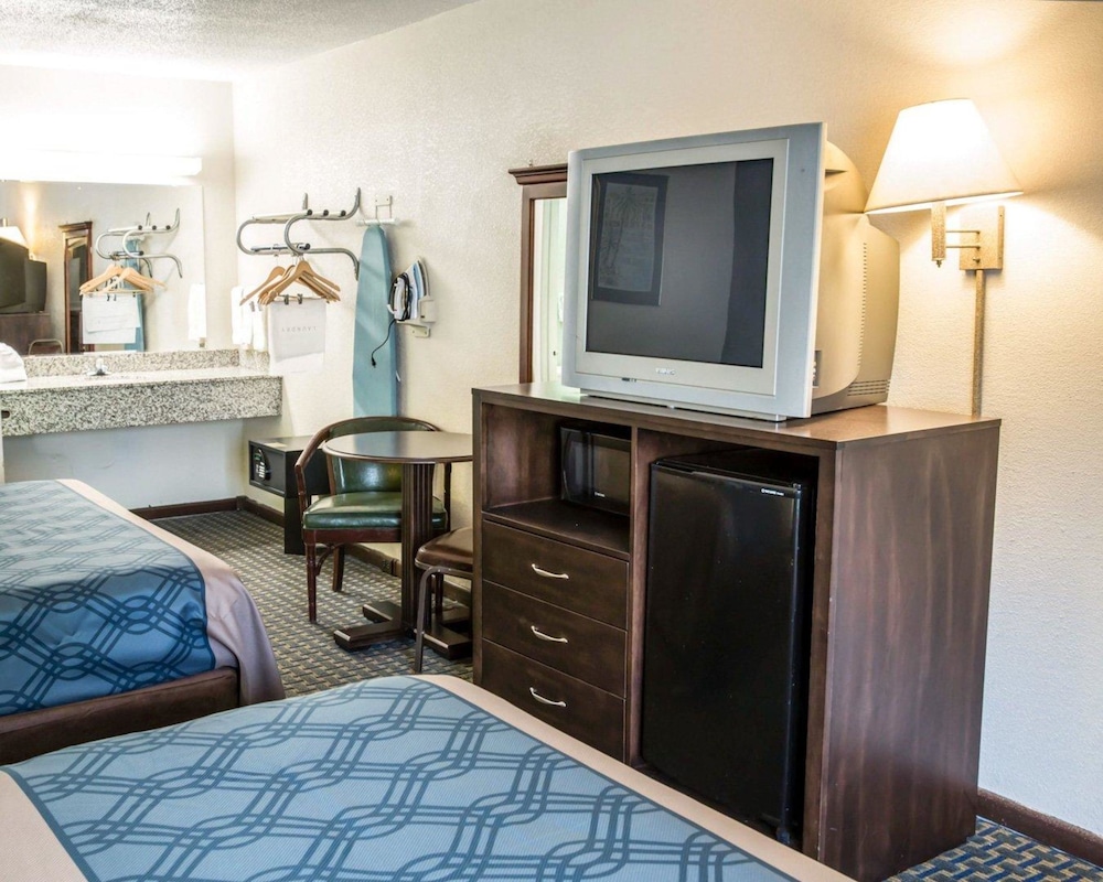 Rodeway Inn and Suites Wilmington North 14/28