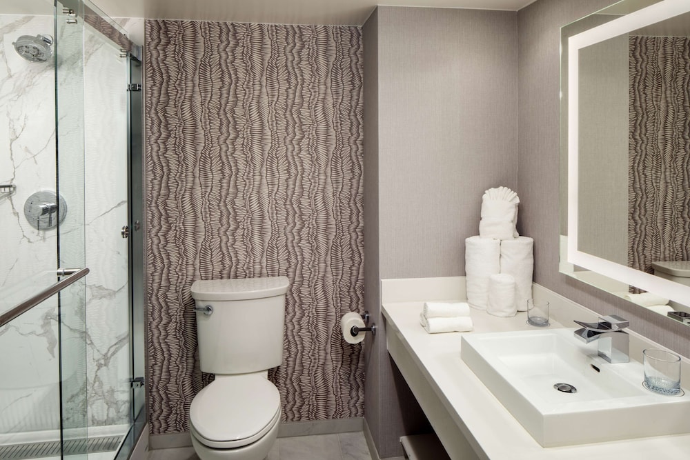 جناح بسريرين كينج بغرفتي نوم، Whitney Peak Hotel Reno, Tapestry Collection by Hilton 2/2