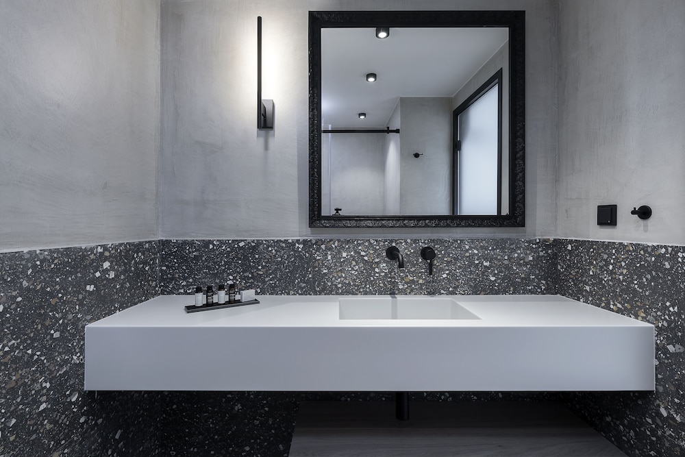 The Athenians Art Apartments 45/50