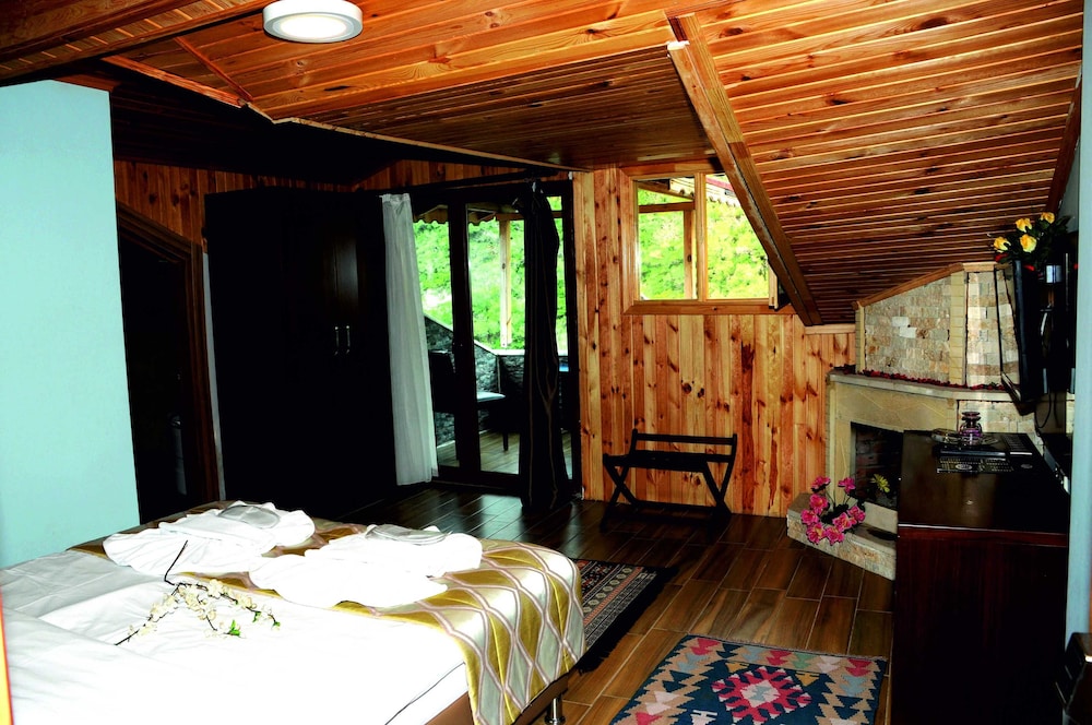 Hill River Hotel 13/44