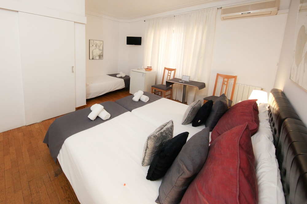 Petit Hotel 6/48