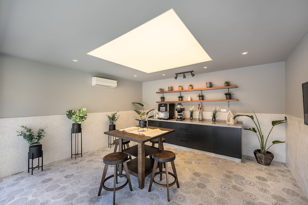 White City Beach - Adults Only +16 34/45