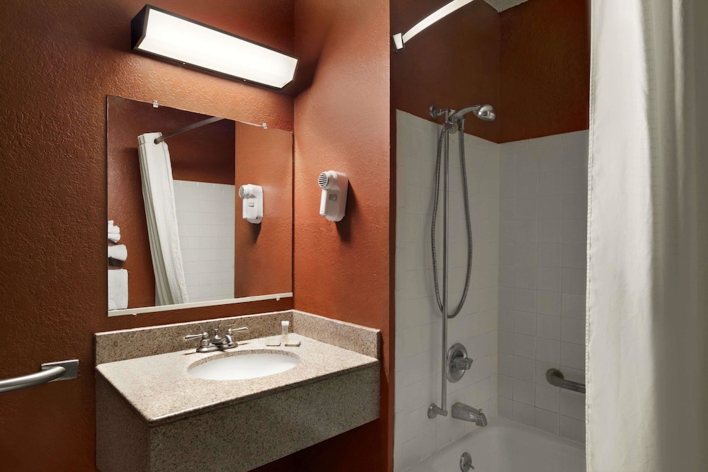 Super 8 By Wyndham Kalamazoo 11/12