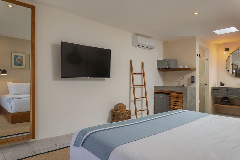 SIGNATURE, KING BED
