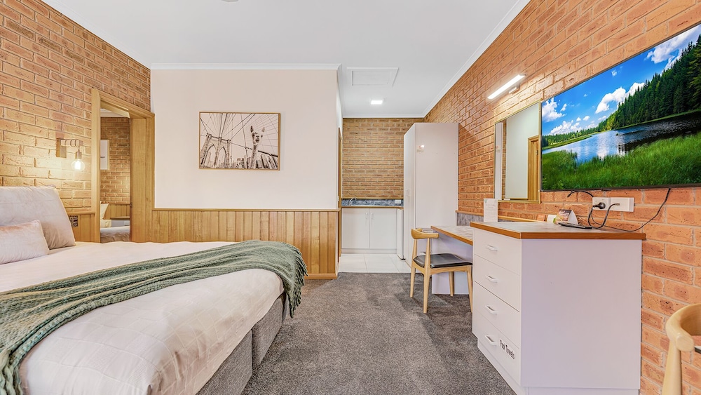 غرفة عائلية بسرير كوين وسريرين منفصلين بمطبخ صغير، Golden River Motor Inn 2/5
