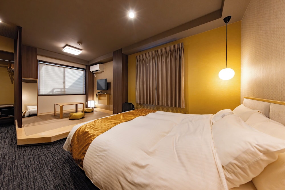 ROOM, DOUBLE BED