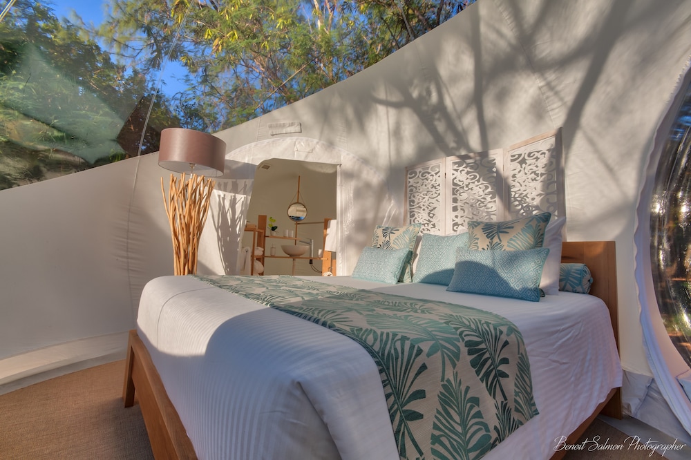 Queen Bed, Lake and Sea View, Sofa