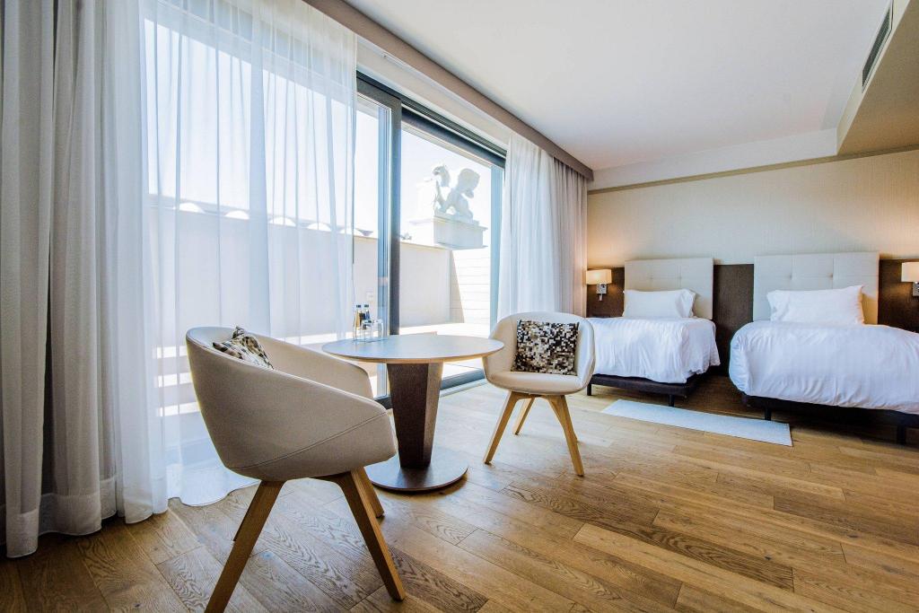 Forum, Guest Room, Standard, Twin Beds, with View, Balcony, High Floor