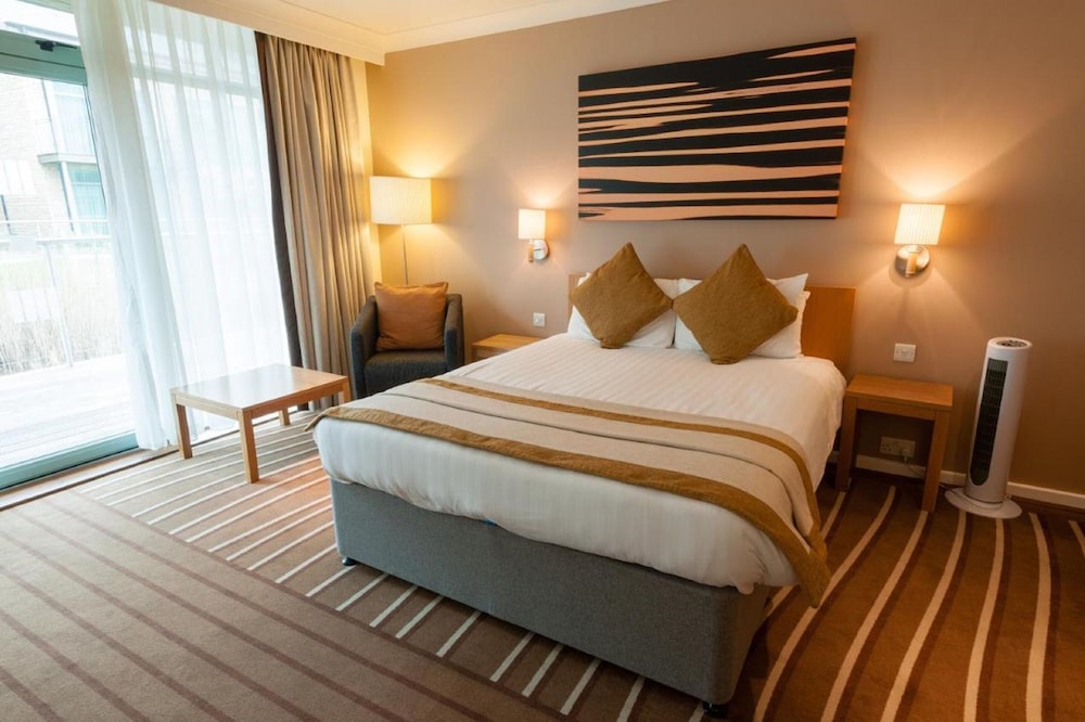 De Vere Cotswold Water Park 10/68