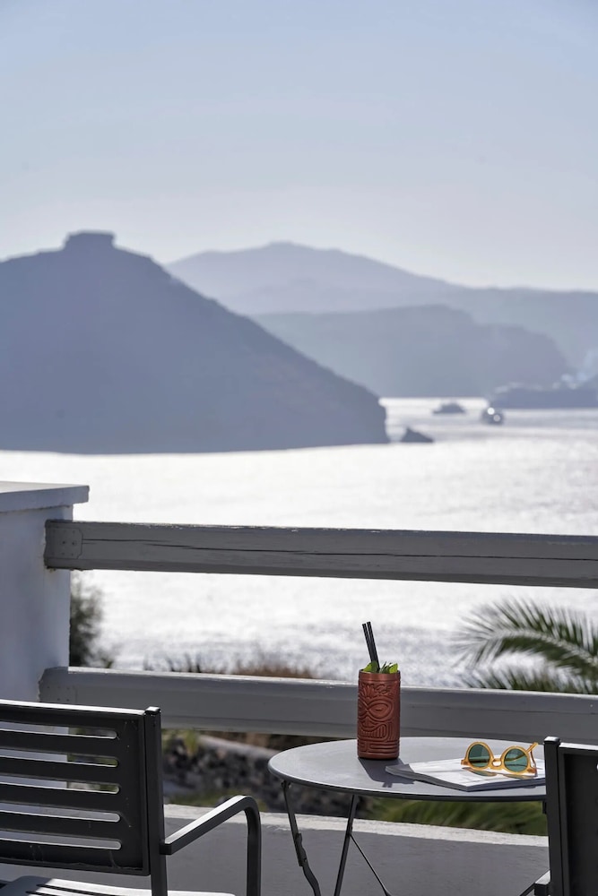Mr And Mrs White Santorini 81/84