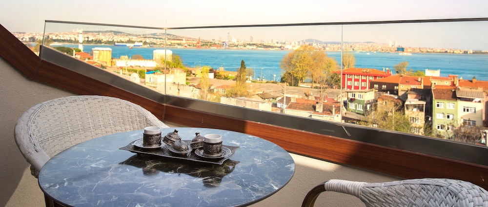 Acra Hotel 3/67