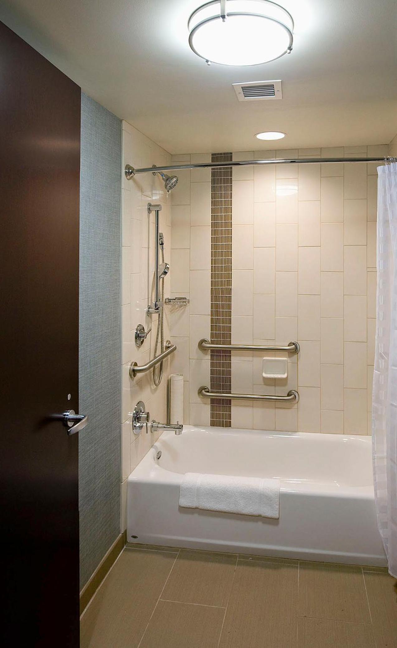 غرفة بسرير كينج مع أريكة لذوي الإعاقة، Hyatt Place Bloomington/Normal 4/4