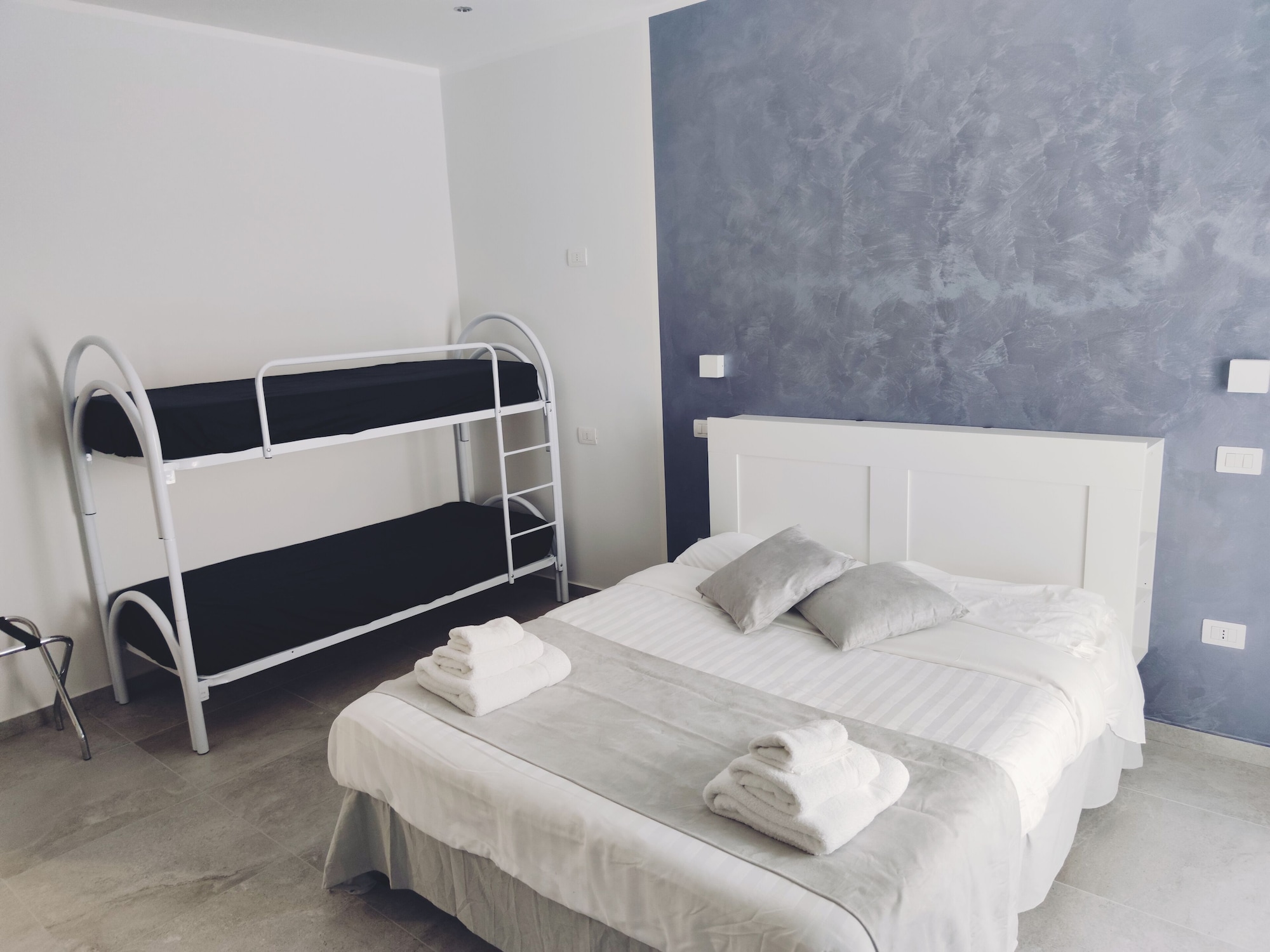 ROOM, QUADRUPLE