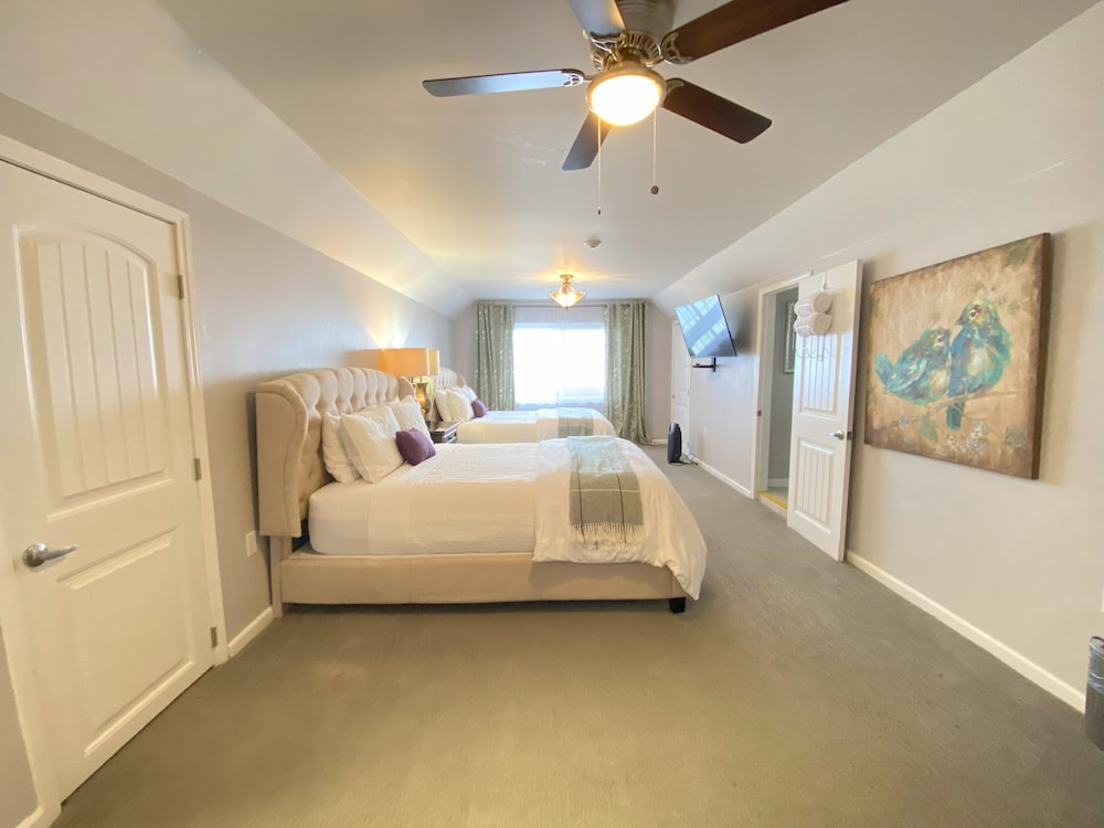 BASIC, 2 QUEEN BEDS