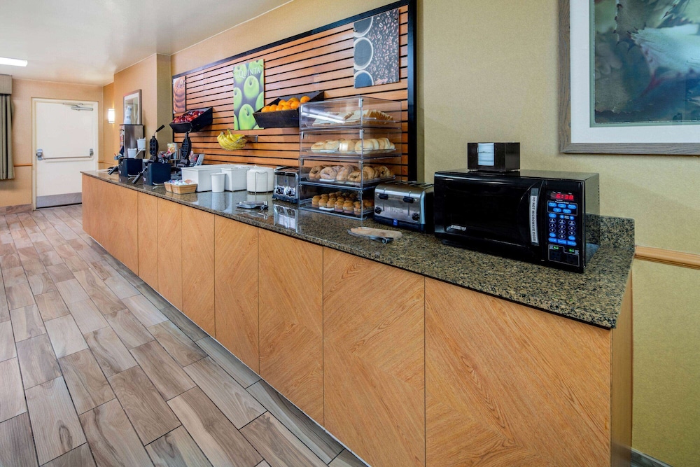 La Quinta Inn & Suites by Wyndham Irvine Spectrum 40/49