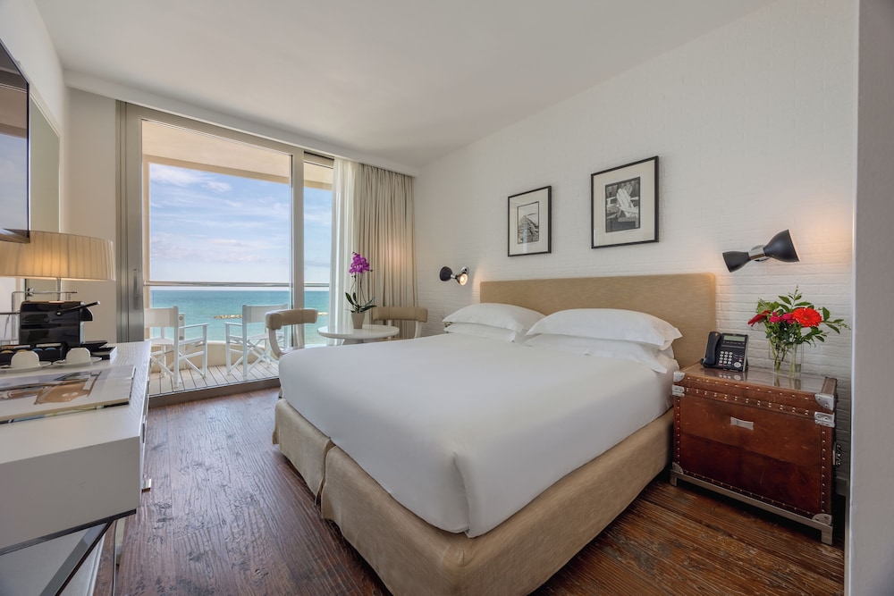 Deluxe, Double or Twin Bed, City View