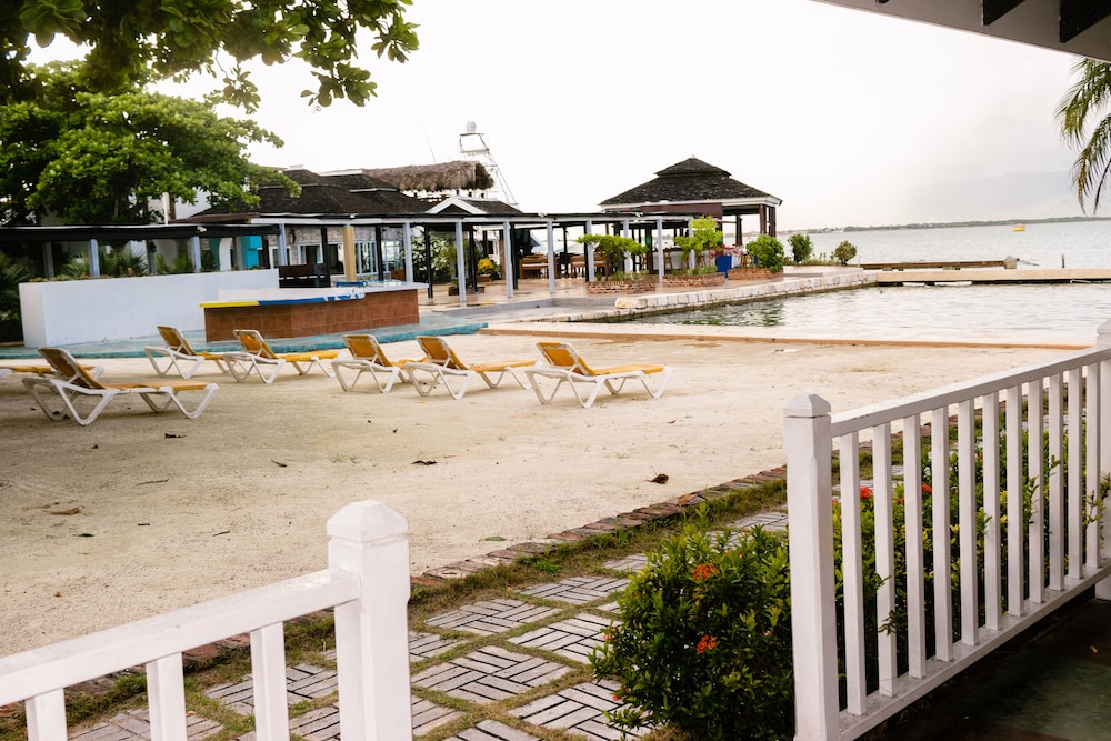 The Grand Port Royal Hotel Ex Morgans Harbour Hotel Marina Port Royal 51/55