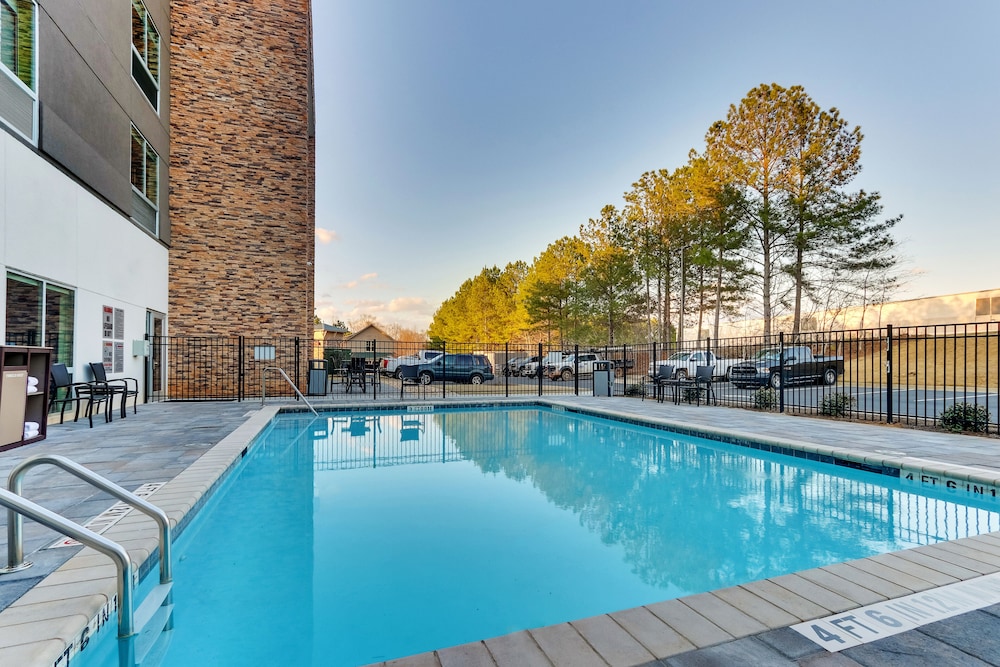 Holiday Inn Express and Suites Dawsonville 5/74