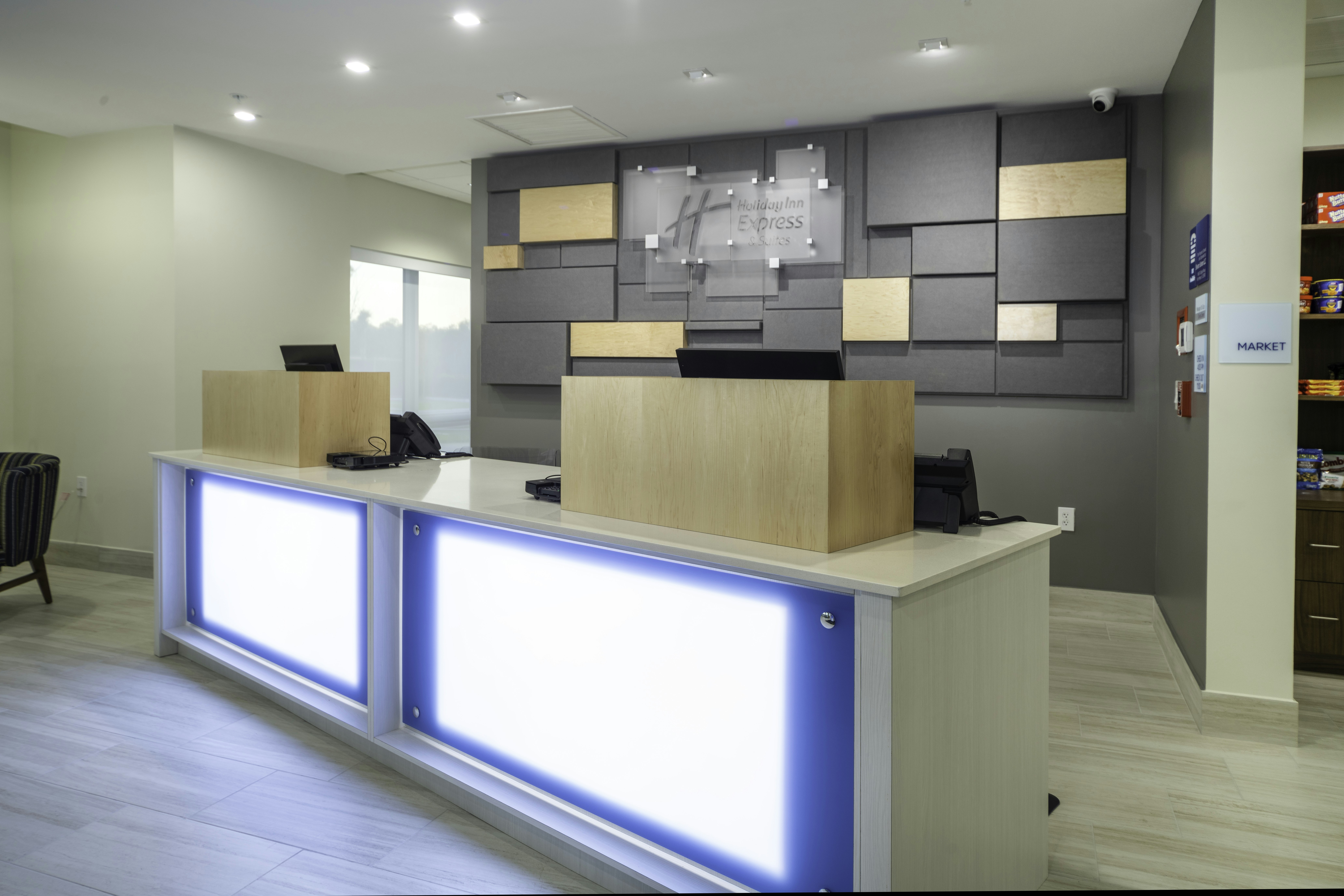 Holiday Inn Express & Suites Fort Myers Airport 4/54