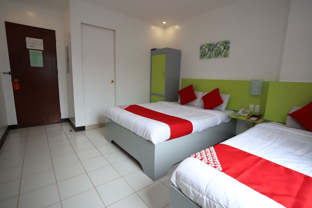 غرفة قياسية ثلاثية بسرير كوين وسرير فردي، OYO 210 Apple Tree Suites 3/5