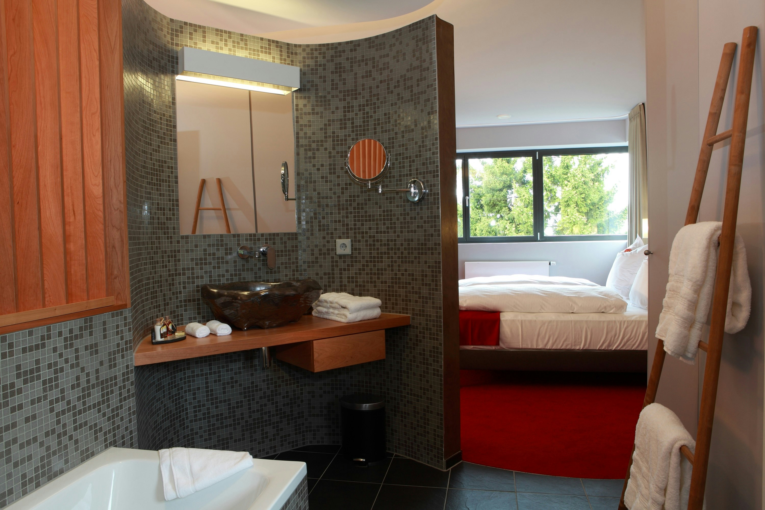 THE SEVEN HOTEL 47/48