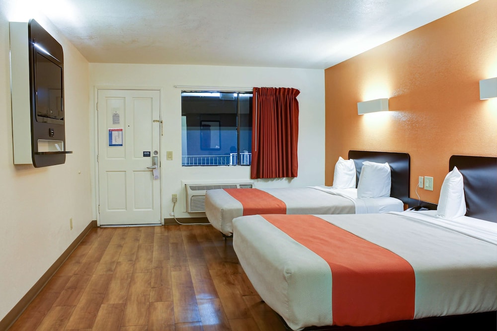غرفة قياسية بسريرين كوين، Motel6 Bishop, CA 3/9