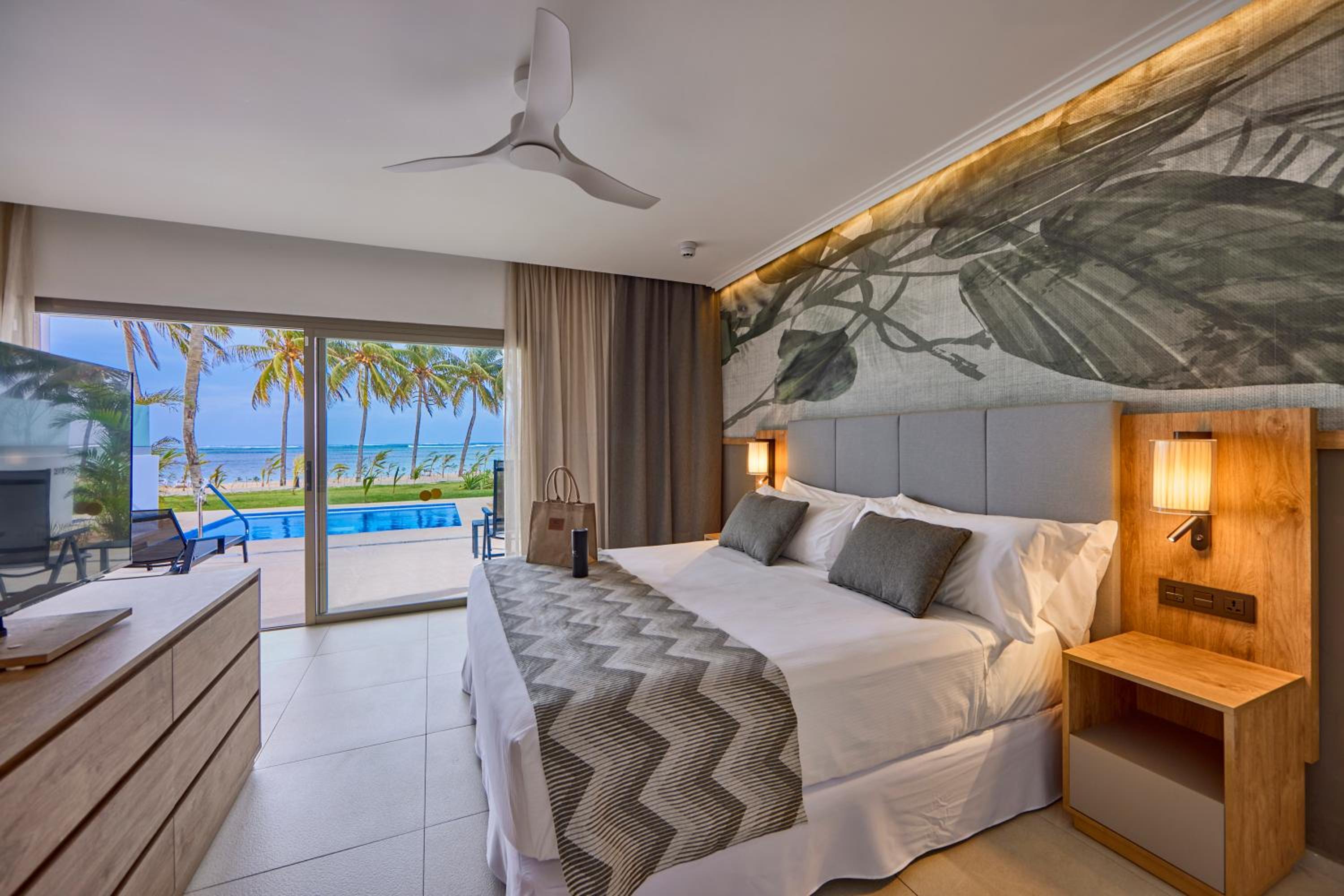 Elite, Swim Up, Club, Suite, King Bed