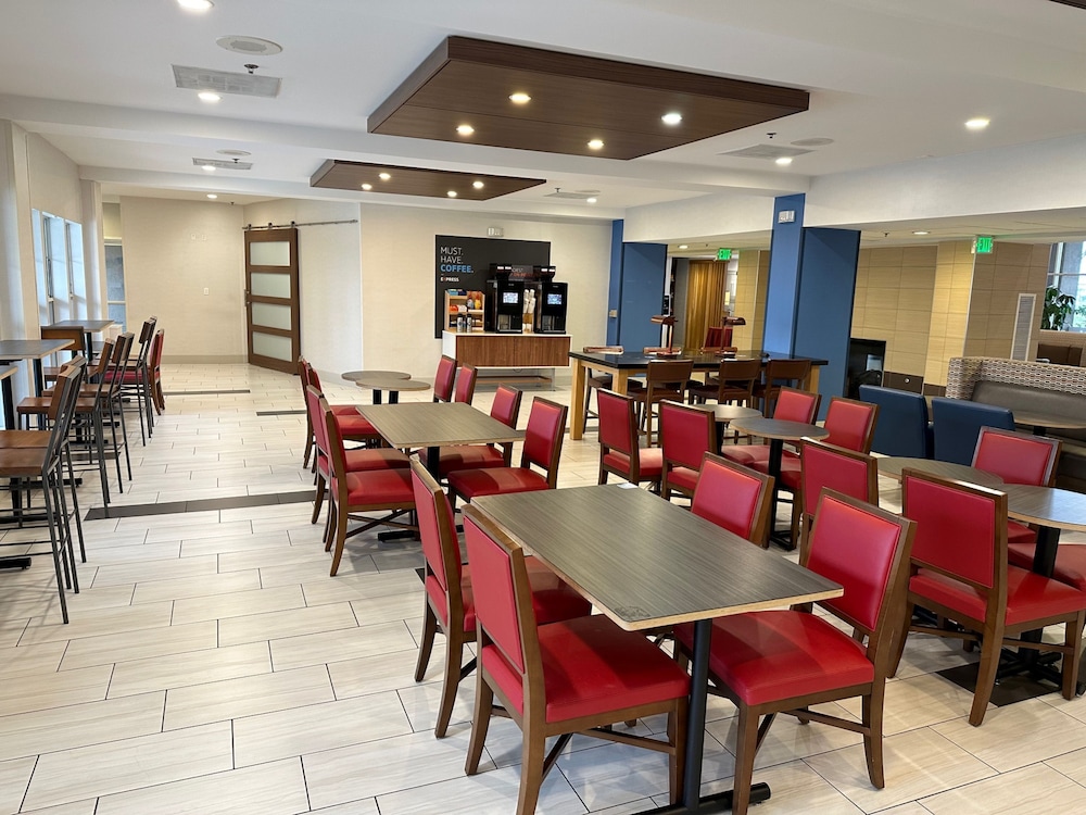 Holiday Inn Express Hotel & Suites Tracy 44/77