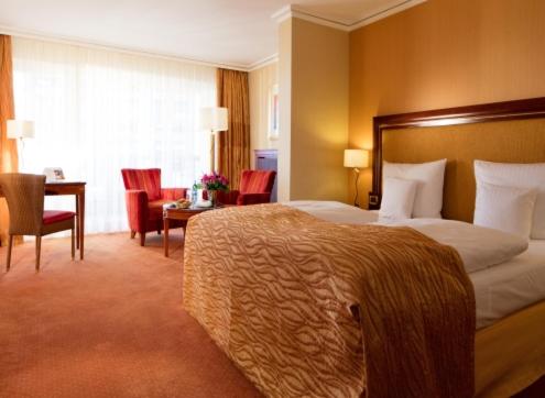 Grand, Deluxe, Double Bed, Lateral Side Sea View