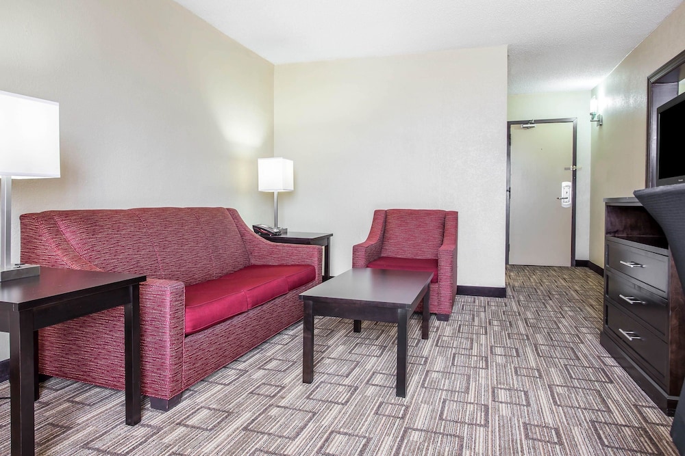 Clarion Hotel Fort Mill Near Amusement Park 17/35
