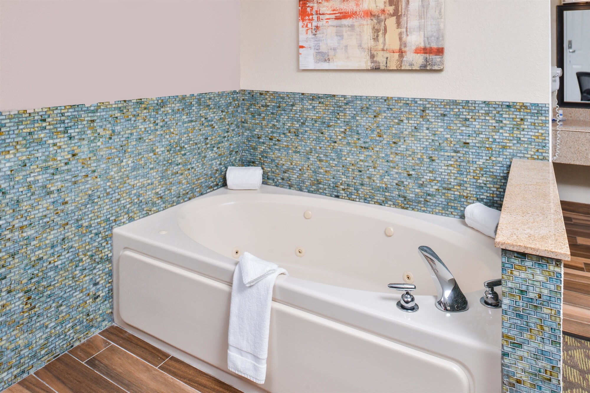 غرفة قياسية بسرير كينج بجاكوزي، Best Western Of Hartland 3/4