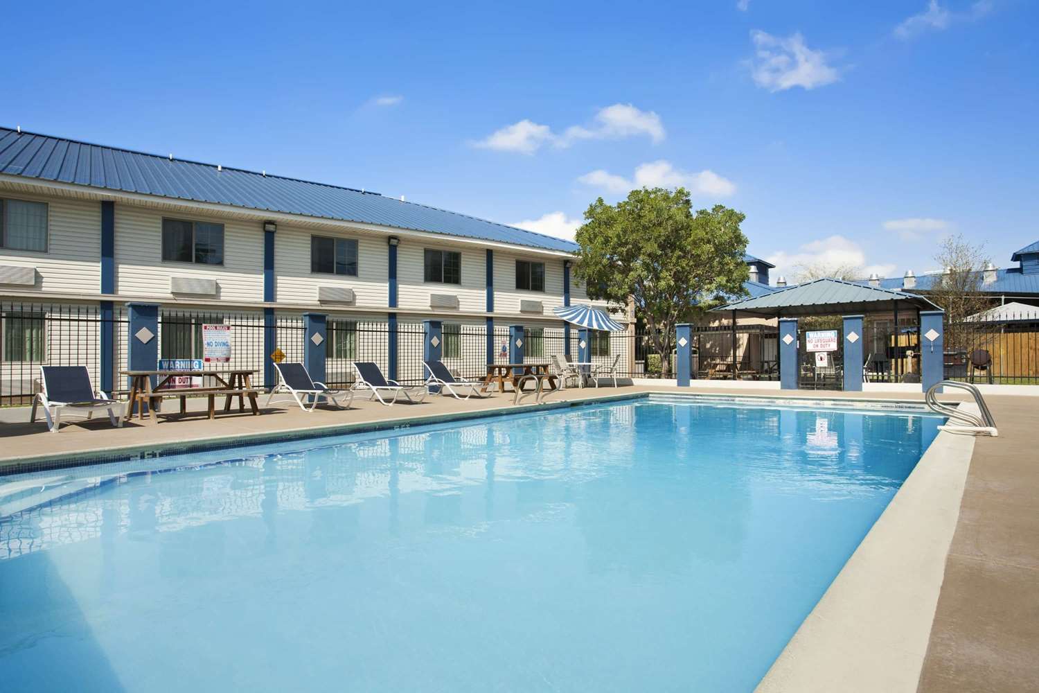 Days Inn & Suites By Wyndham Laredo 2/23