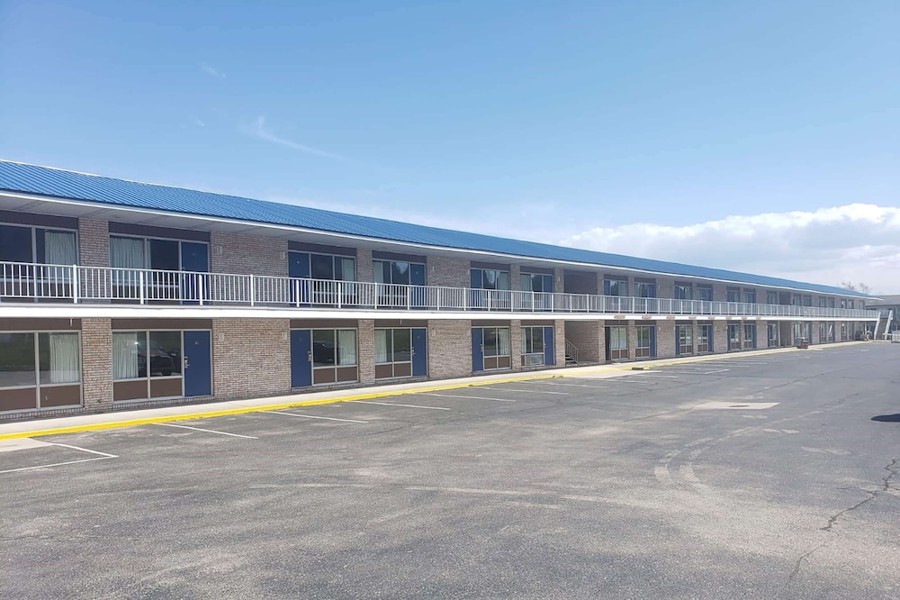 Days Inn Suites By Wyndham St Ignace Lakefront 3/50