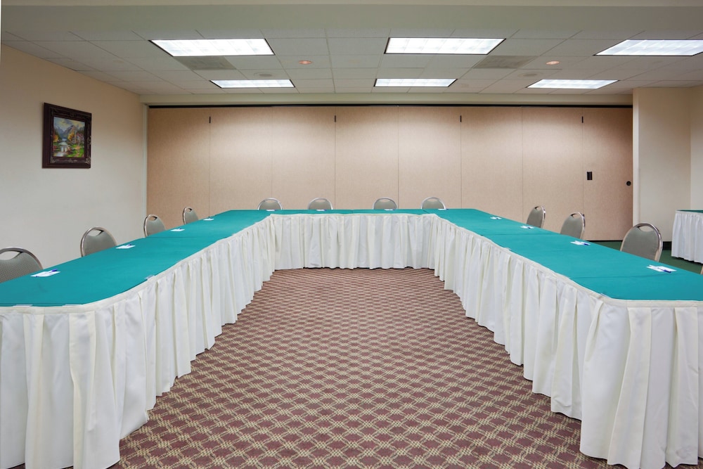Holiday Inn Express Hotel & Suites Tracy 11/77