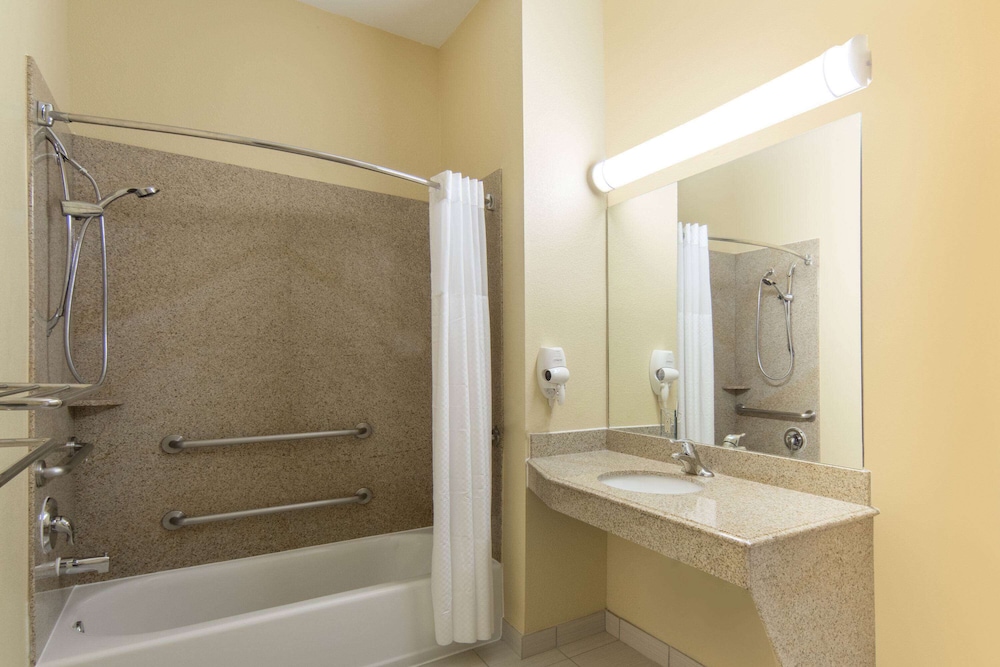 Days Inn By Wyndham Baytown East 42/50