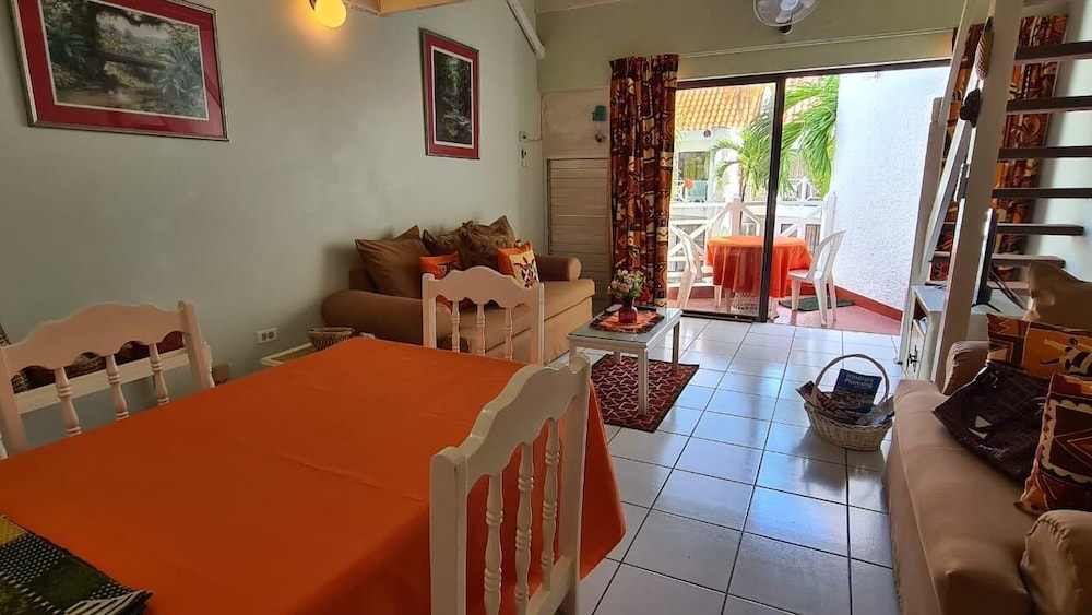 Tropical Beach Suite 8/18
