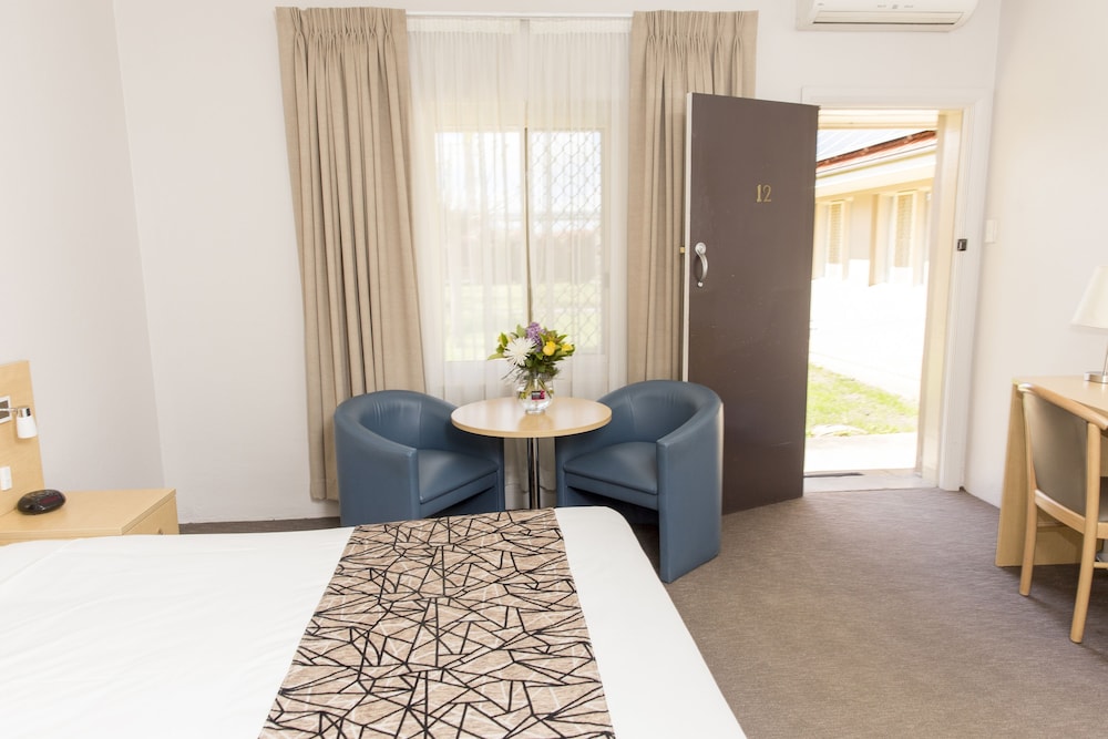 BATHURST MOTOR INN 47/59