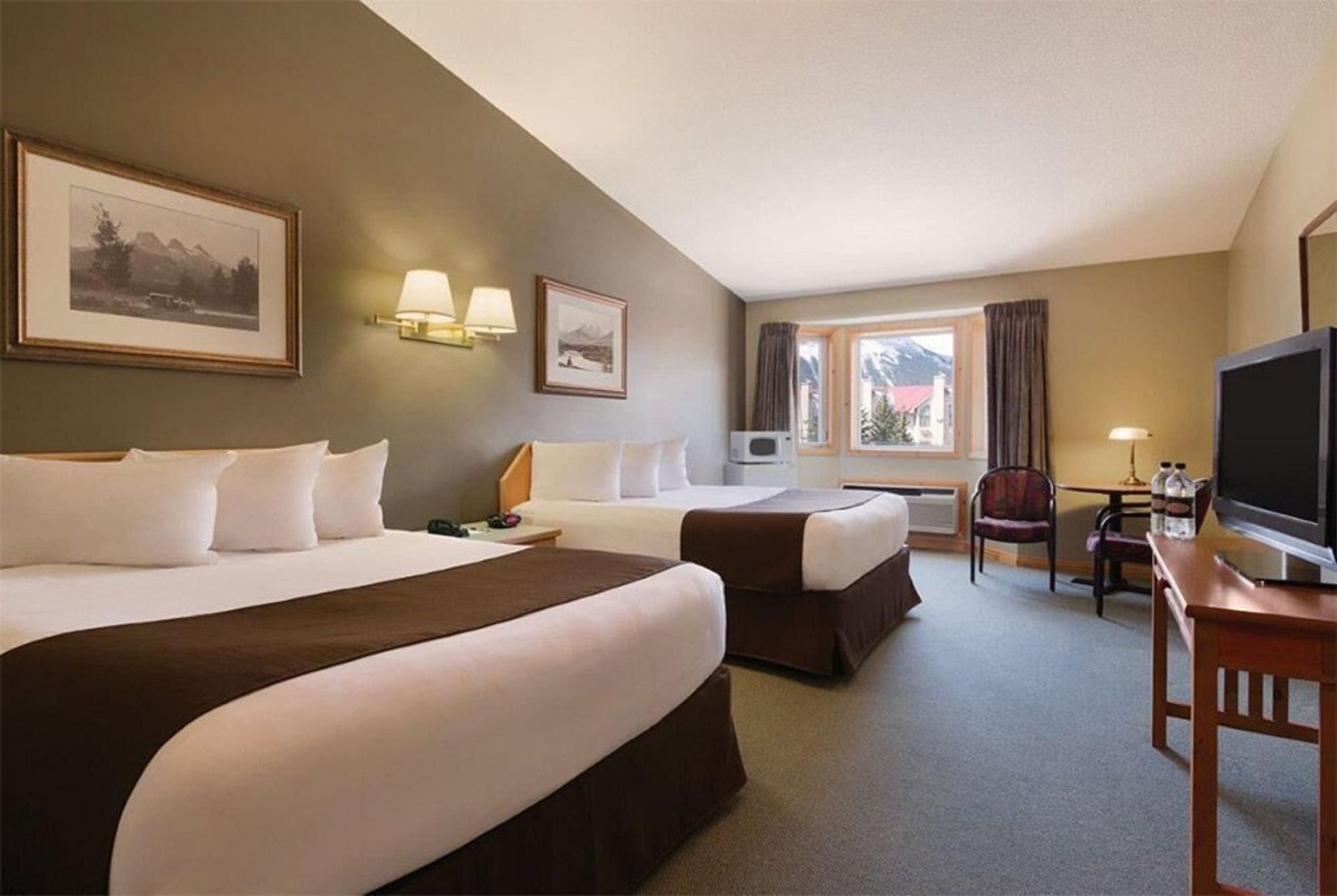 STANDARD, 2 QUEEN BEDS, MOUNTAIN VIEW