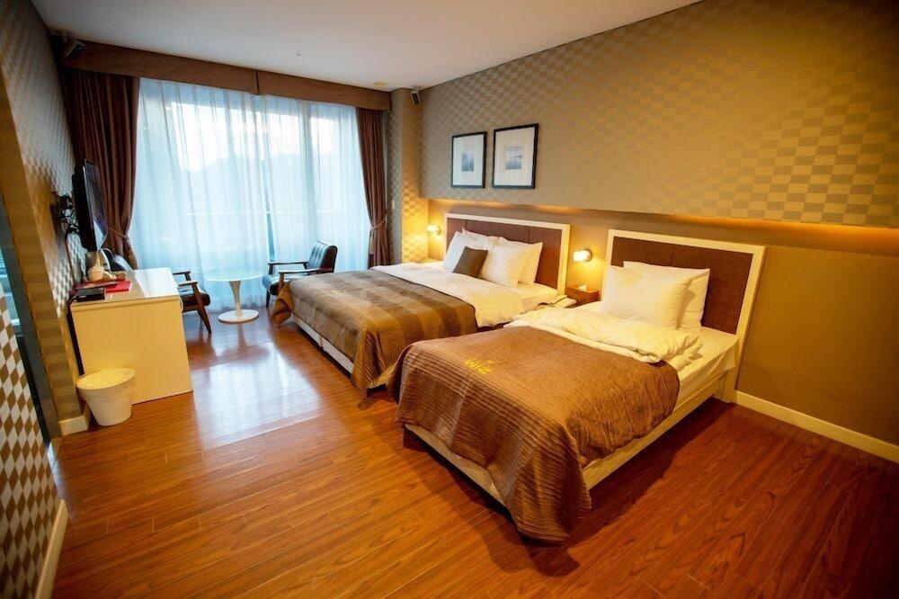 Junior, Twin Beds