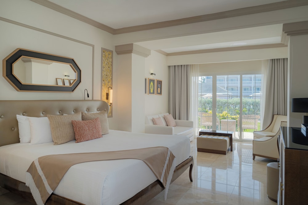 The Signature Level at Grand Palladium Lady Hamilton Resort & Spa 12/48