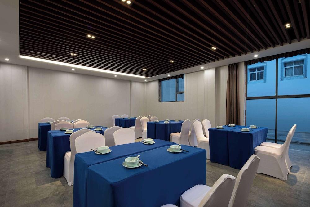 Ramada Encore by Wyndham Wuhan West 37/37