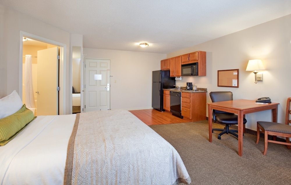 CANDLEWOOD SUITES ROCKFORD 11/38