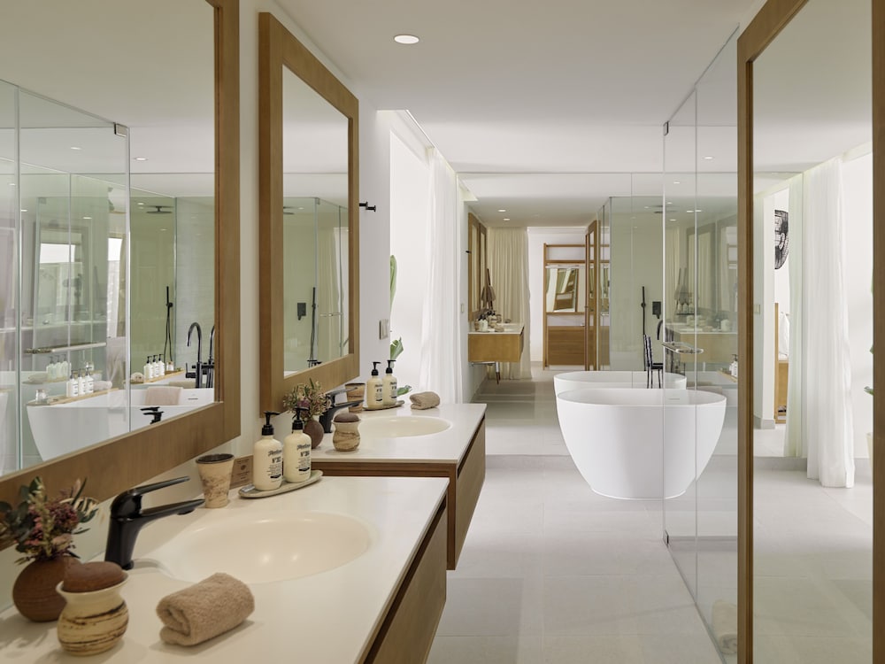 Reserve, Junior Suite, King Bed, Ocean Front, Terrace Bathtub