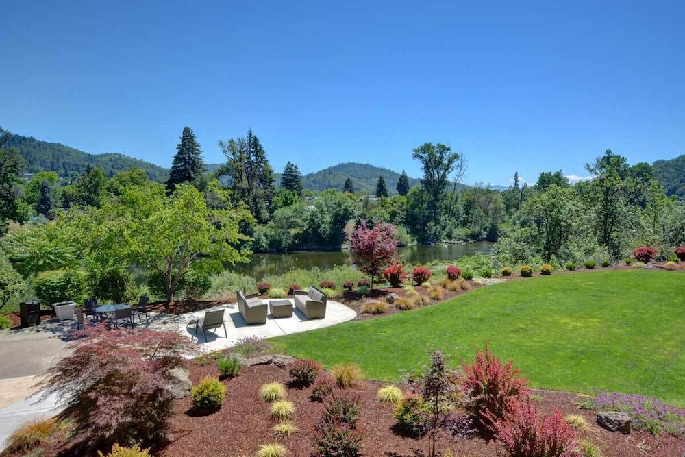 Holiday Inn Express Roseburg 66/69
