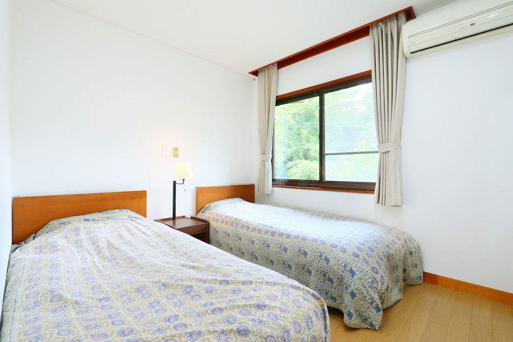 ROOM, TWIN BEDS, MOUNTAIN VIEW